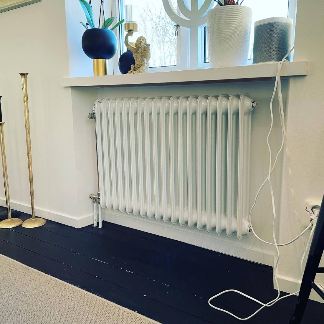 Nyinstallerat vitt radiatorelement under fönster